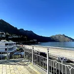 Stunning Penthouse In Hout Bay Overlooking The Beach