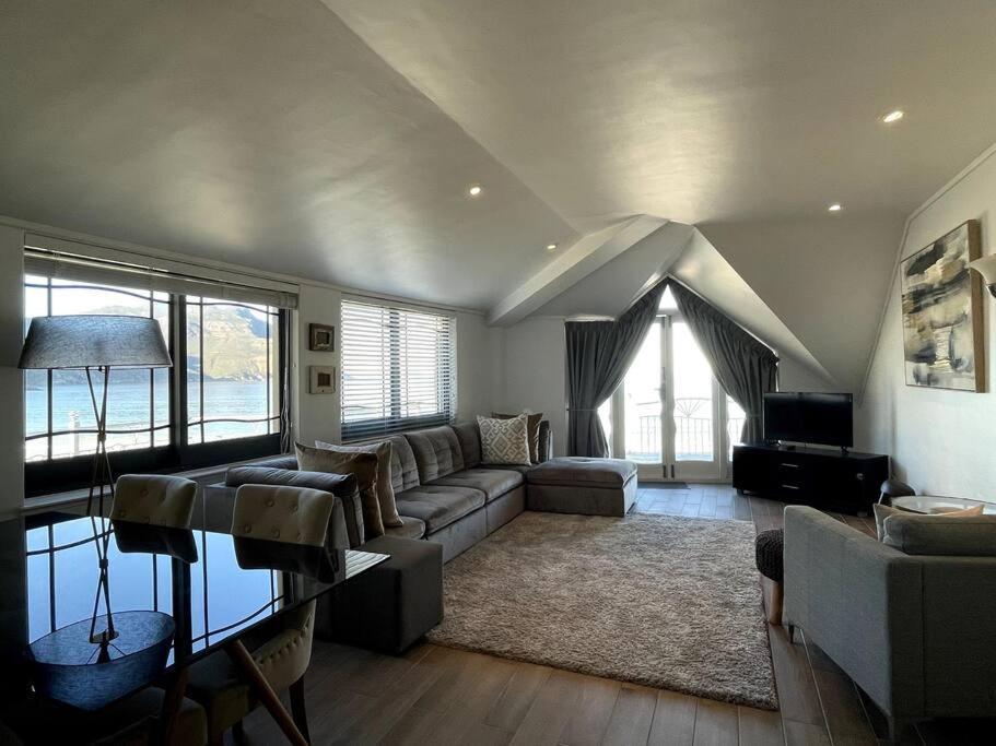 Stunning Penthouse In Hout Bay Overlooking The
